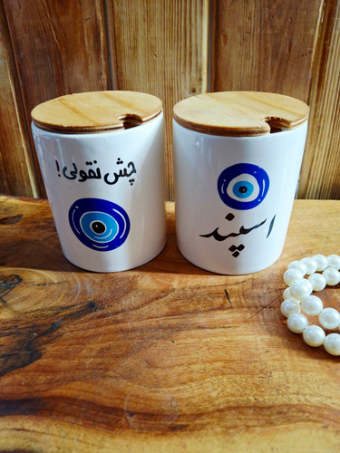 جا اسپندی سرامیکی استوانه چشم نظر🧿🧿 یک محصول فانتزی از جنس سرامیک با درب چوبی میباشد بسیار مناسب اکسسوری اشپزخانه و جهیزیه عروس است. جنس: سرامیکی جنس درب: چوبی
